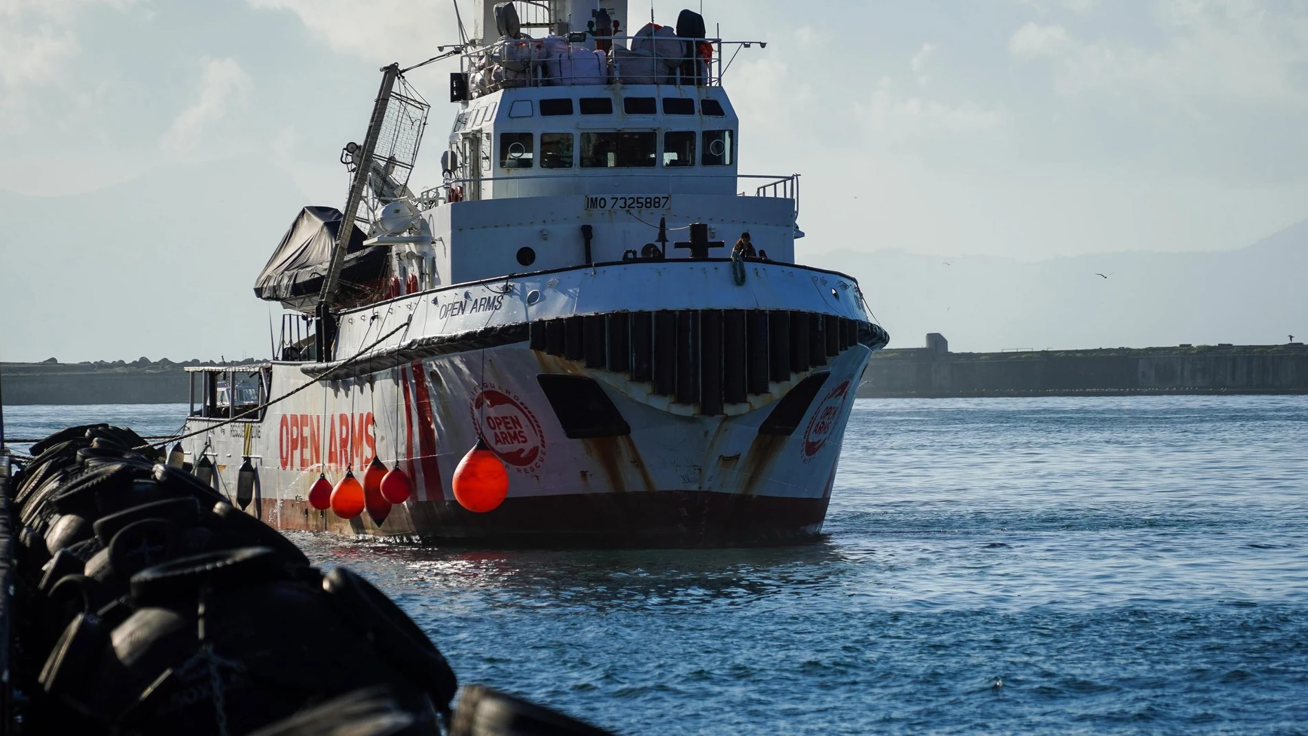 El barco con el que Open Arms rescató a los 44 migrantes