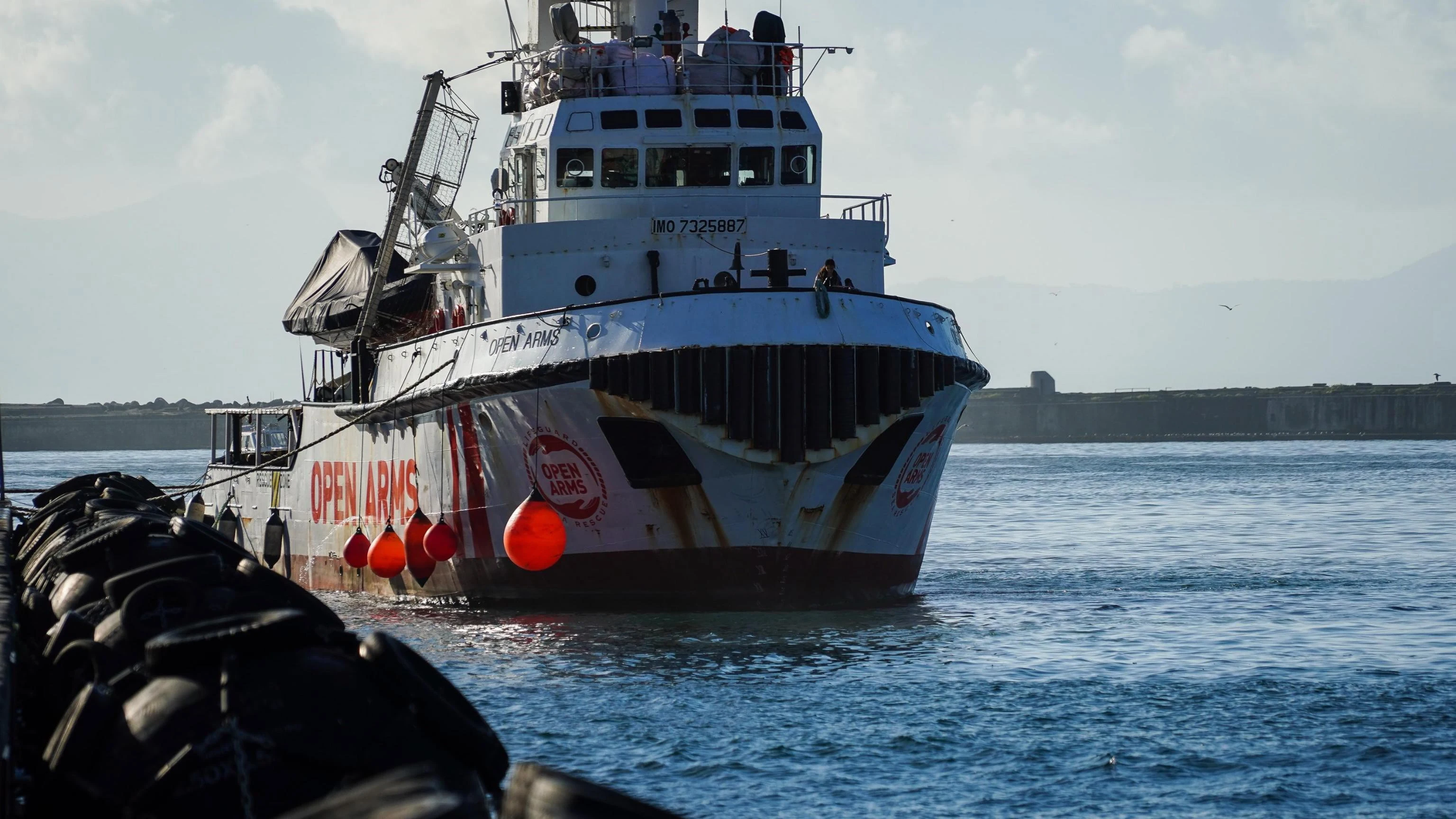 El barco con el que Open Arms rescató a los 44 migrantes