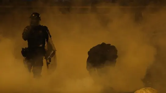 Un agente durante los disturbios en Ecuador Un agente durante los disturbios en Ecuador