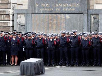 Homenaje a los policías asesinados en París Homenaje a los policías asesinados en París