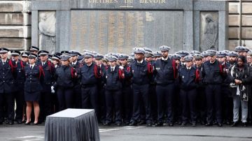 Homenaje a los policías asesinados en París