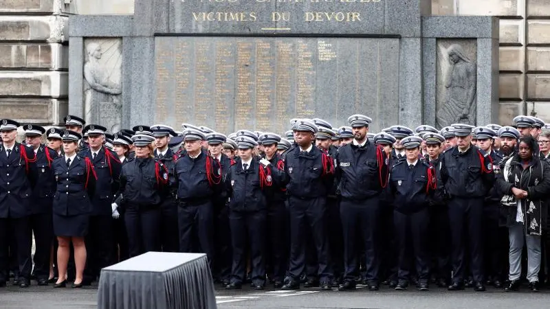 Homenaje a los policías asesinados en París