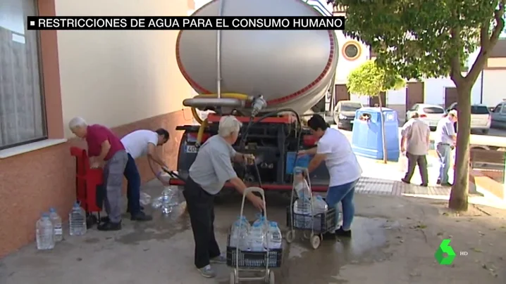 Así es el día a día en el pueblo malagueño sin agua potable por el exceso de sal