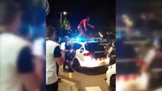 Revienta la ventanilla del coche de los Mossos y se sube al techo tras una pelea con cristales rotos Revienta la ventanilla del coche de los Mossos y se sube al techo tras una pelea con cristales rotos