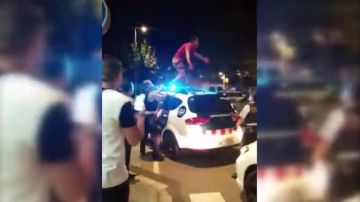 Revienta la ventanilla del coche de los Mossos y se sube al techo tras una pelea con cristales rotos