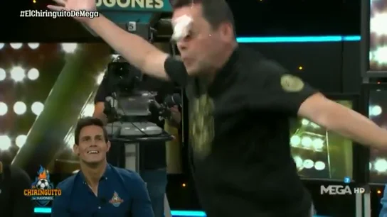 Tomás Roncero se lleva un 'huevazo' imitando el reto viral de Januzaj Tomás Roncero se lleva un 'huevazo' imitando el reto viral de Januzaj