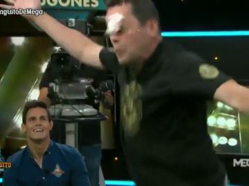 Tomás Roncero se lleva un 'huevazo' imitando el reto viral de Januzaj Tomás Roncero se lleva un 'huevazo' imitando el reto viral de Januzaj