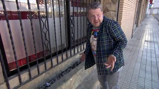 Chicote analiza la 'cara' de La Cueva de Juan: "Los toldos están deshilachados y las jardineras son un almacén de mierda" Chicote analiza la 'cara' de La Cueva de Juan: "Los toldos están deshilachados y las jardineras son un almacén de mierda"