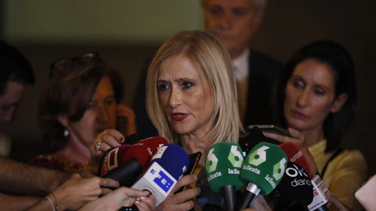 La expresidenta de la Comunidad de Madrid Cristina Cifuentes conversa con los medios esta tarde tras su salida de la Audiencia Nacional La expresidenta de la Comunidad de Madrid Cristina Cifuentes conversa con los medios esta tarde tras su salida de la Audiencia Nacional