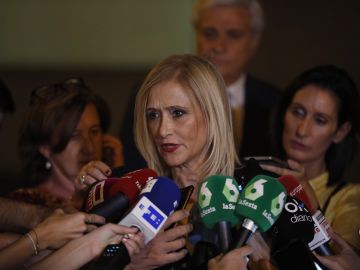 La expresidenta de la Comunidad de Madrid Cristina Cifuentes conversa con los medios esta tarde tras su salida de la Audiencia Nacional La expresidenta de la Comunidad de Madrid Cristina Cifuentes conversa con los medios esta tarde tras su salida de la Audiencia Nacional