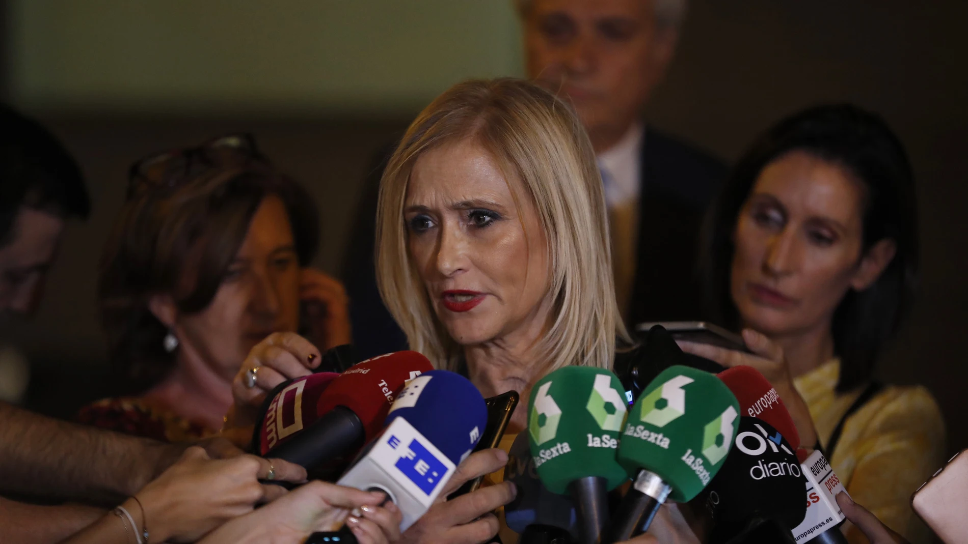 La expresidenta de la Comunidad de Madrid Cristina Cifuentes conversa con los medios esta tarde tras su salida de la Audiencia Nacional