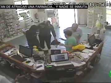Dos encapuchados protagonizan un surrealista atraco a punta de cuchillo en una farmacia de Tenerife Dos encapuchados protagonizan un surrealista atraco a punta de cuchillo en una farmacia de Tenerife