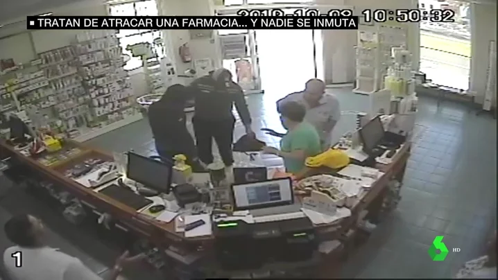 Dos encapuchados protagonizan un surrealista atraco a punta de cuchillo en una farmacia de Tenerife