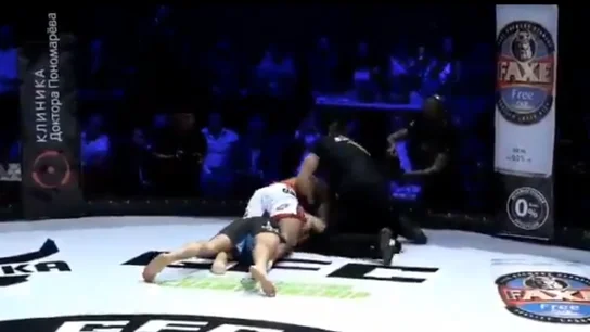 Abrahamyan estrangula a su rival en pleno combate Abrahamyan estrangula a su rival en pleno combate