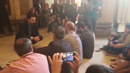 Sentada de los periodistas en el Parlament contra las agresiones sufridas Sentada de los periodistas en el Parlament contra las agresiones sufridas