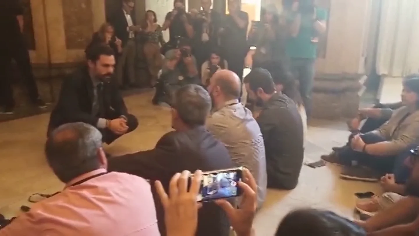 Sentada de los periodistas en el Parlament contra las agresiones sufridas Sentada de los periodistas en el Parlament contra las agresiones sufridas