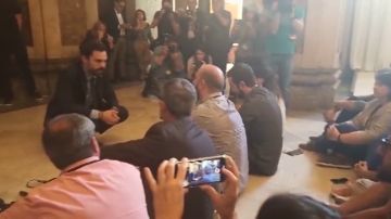 Sentada de los periodistas en el Parlament contra las agresiones sufridas