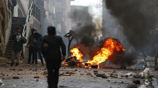 Manifestantes se enfrentan a la policía en el centro de Quito, Ecuador Manifestantes se enfrentan a la policía en el centro de Quito, Ecuador