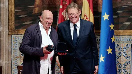 El diseñador Francis Montesinos recibe una de las Altas Distinciones de la Generalitat (Archivo) Francis Montesinos recibe una de las Altas Distinciones de la Generalitat (Archivo)