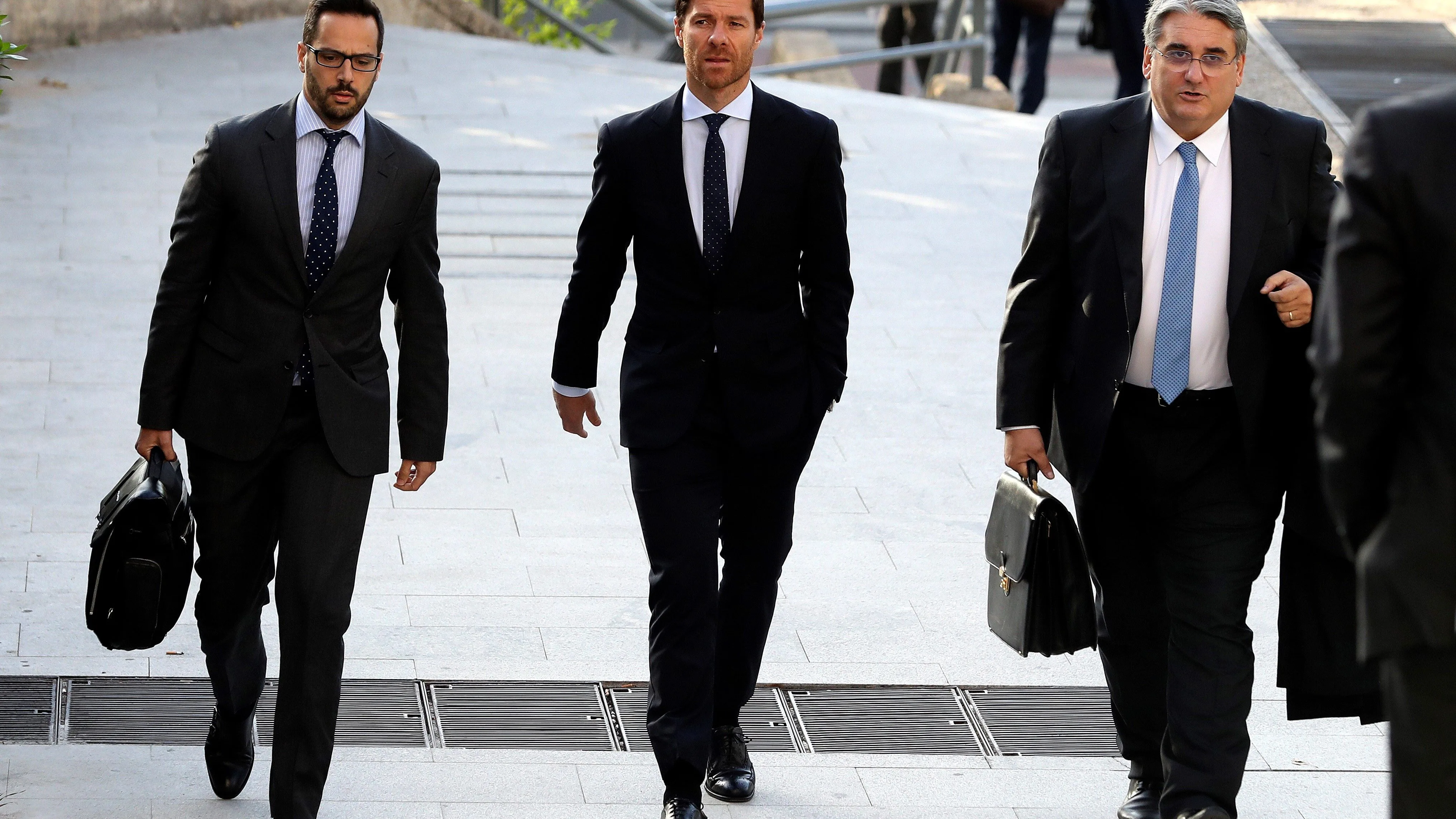 Xabi Alonso entra a la Audiencia Nacional acompañado de sus abogados