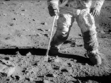 El astronauta Charles Conrad Jr., comandante de la misi&oacute;n Apolo 12, pisando la Luna (1969)