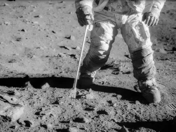 El astronauta Charles Conrad Jr., comandante de la misión Apolo 12, pisando la Luna (1969) El astronauta Charles Conrad Jr., comandante de la misión Apolo 12, pisando la Luna (1969)