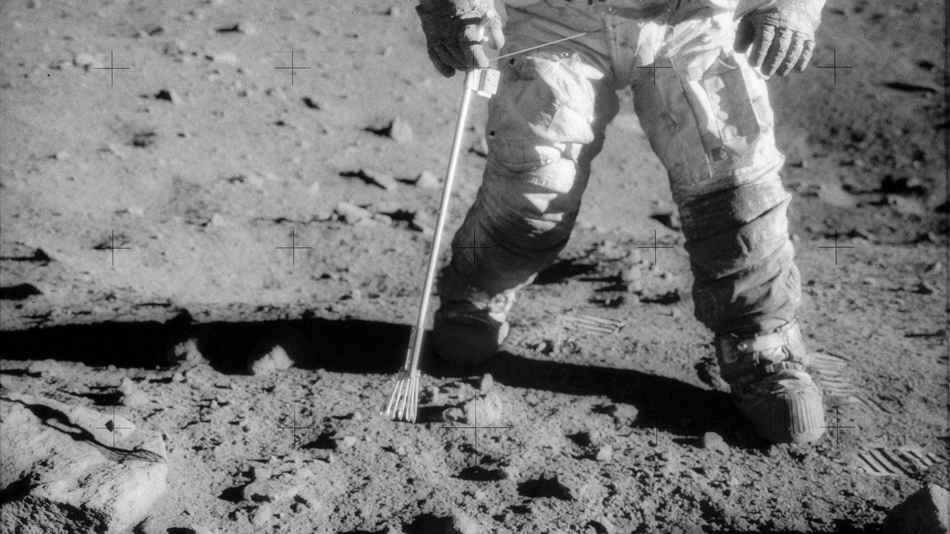 El astronauta Charles Conrad Jr., comandante de la misión Apolo 12, pisando la Luna (1969)