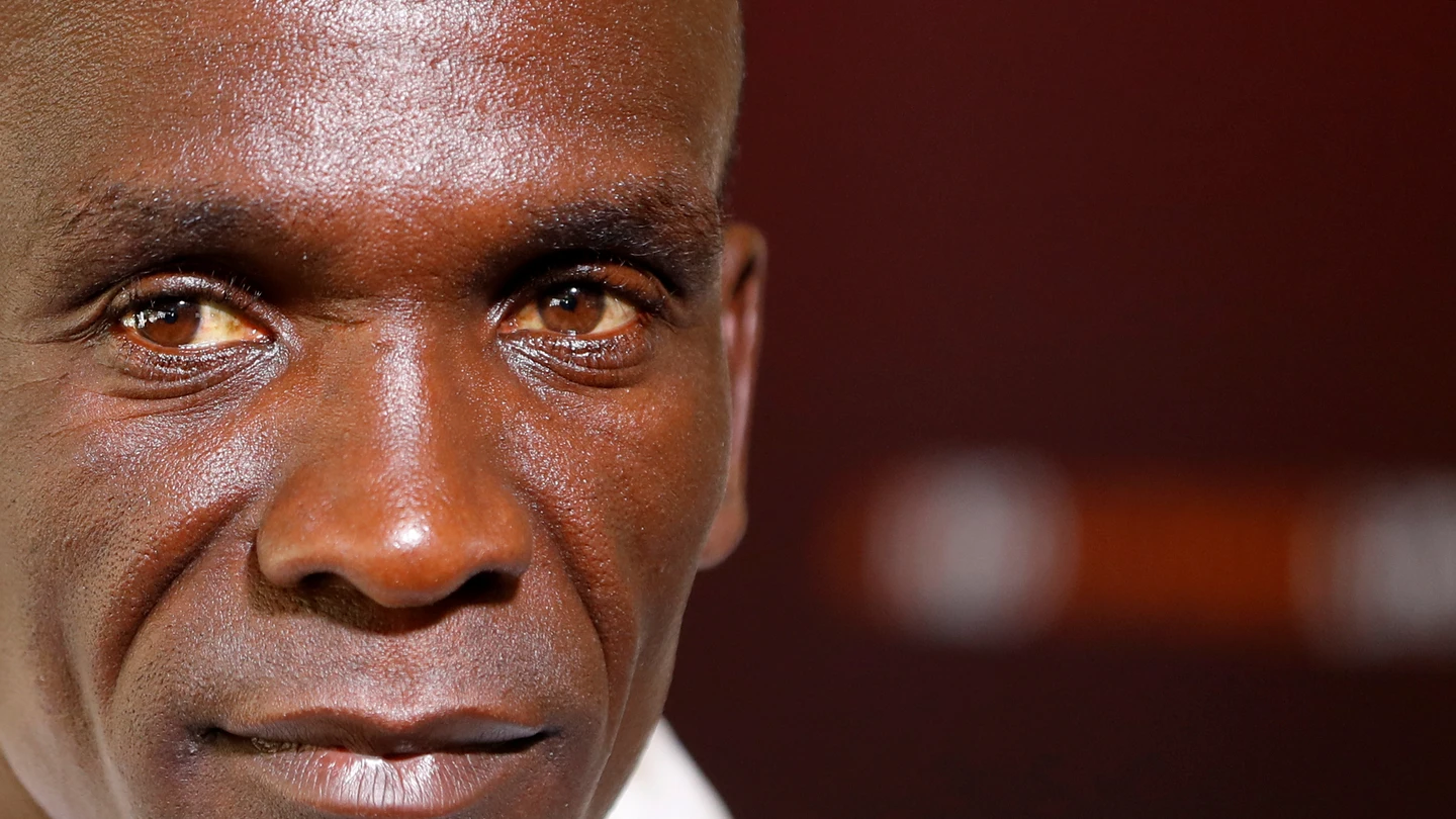 El impermeable rostro de Kipchoge hoy en Viena antes de retar a la historia. Kipchoge, en la presentación de su reto inhumano: bajas de las dos horas en una maratón.