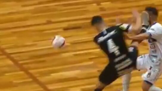 Agresi&oacute;n de Bataglia a Fernandinho, en partido de la Liga Nacional brasile&ntilde;a.