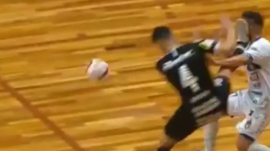 Agresión de Bataglia a Fernandinho, en partido de la Liga Nacional brasileña. Agresión de Bataglia a Fernandinho, en partido de la Liga Nacional brasileña.