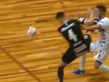 Agresión de Bataglia a Fernandinho, en partido de la Liga Nacional brasileña. Agresión de Bataglia a Fernandinho, en partido de la Liga Nacional brasileña.