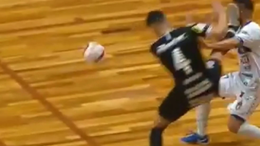 Agresión de Bataglia a Fernandinho, en partido de la Liga Nacional brasileña. Agresión de Bataglia a Fernandinho, en partido de la Liga Nacional brasileña.