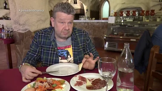 Chicote tira de humor al ver "una cosita negra" en el queso de La Cueva de Juan: "Buenas noticias, es inanimada" Chicote tira de humor al ver "una cosita negra" en el queso de La Cueva de Juan: "Buenas noticias, es inanimada"