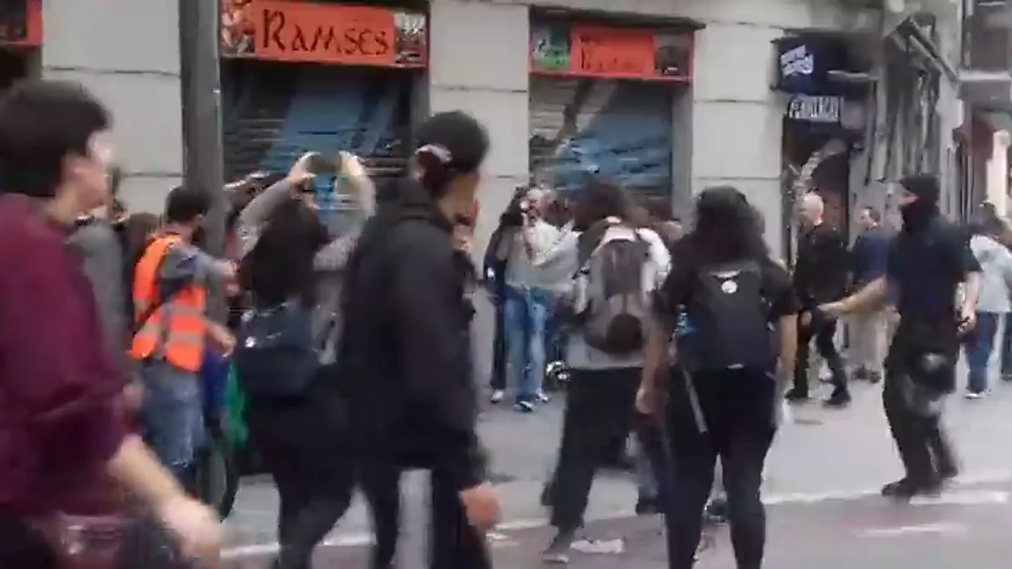 Máxima tensión en el intento de frenar un desalojo de seis familias con menores en Barcelona Máxima tensión en el intento de frenar un desalojo de seis familias con menores en Barcelona