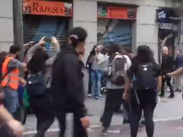 Máxima tensión en el intento de frenar un desalojo de seis familias con menores en Barcelona Máxima tensión en el intento de frenar un desalojo de seis familias con menores en Barcelona