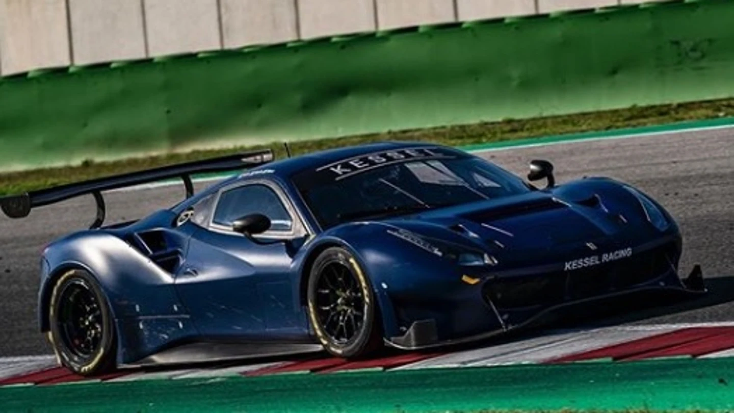 Valentino Rossi, dentro del Ferrari 488GT3 en el circuito de Misano. Valentino Rossi, dentro del Ferrari 488GT3 en el circuito de Misano.