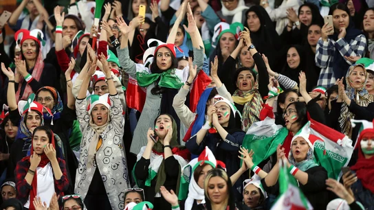 Mujeres festejan la victoria de Irán ante Camboya desde dentro del estadio Azadi, en Teherán. Mujeres festejan la victoria de Irán ante Camboya desde dentro del estadio Azadi, en Teherán.