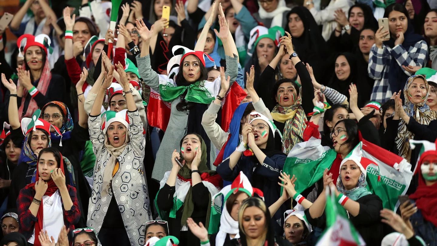 Mujeres festejan la victoria de Irán ante Camboya desde dentro del estadio Azadi, en Teherán. Mujeres festejan la victoria de Irán ante Camboya desde dentro del estadio Azadi, en Teherán.