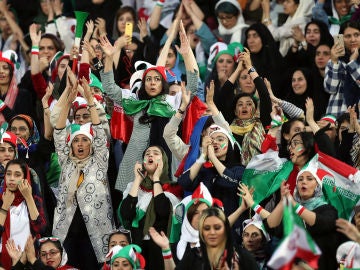Mujeres festejan la victoria de Irán ante Camboya desde dentro del estadio Azadi, en Teherán. Mujeres festejan la victoria de Irán ante Camboya desde dentro del estadio Azadi, en Teherán.