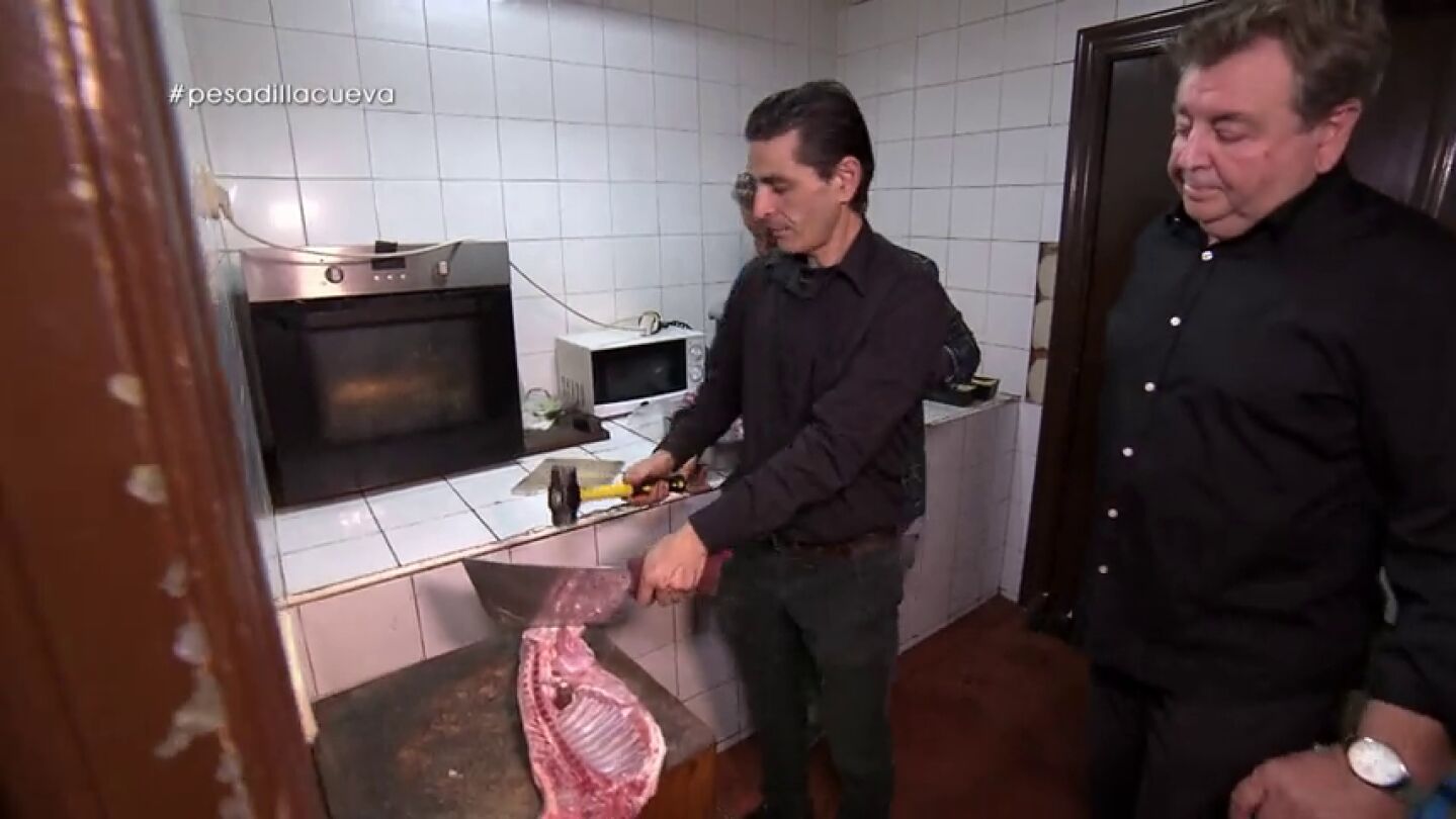 La surrealista t&eacute;cnica de corte que utilizan en La Cueva de Juan: "Las chuletas las corto con un hacha y una maza de la obra"