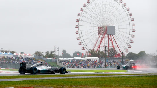 Un Mercedes rueda bajo la lluvia en Suzuka Un Mercedes rueda bajo la lluvia en Suzuka