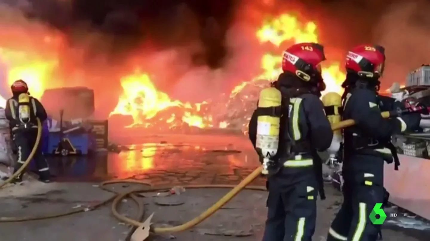 Arde sin control una planta de reciclaje en Betxí, Castellón Arde sin control una planta de reciclaje en Betxí, Castellón