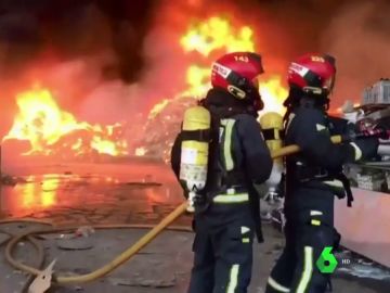 Arde sin control una planta de reciclaje en Betxí, Castellón Arde sin control una planta de reciclaje en Betxí, Castellón