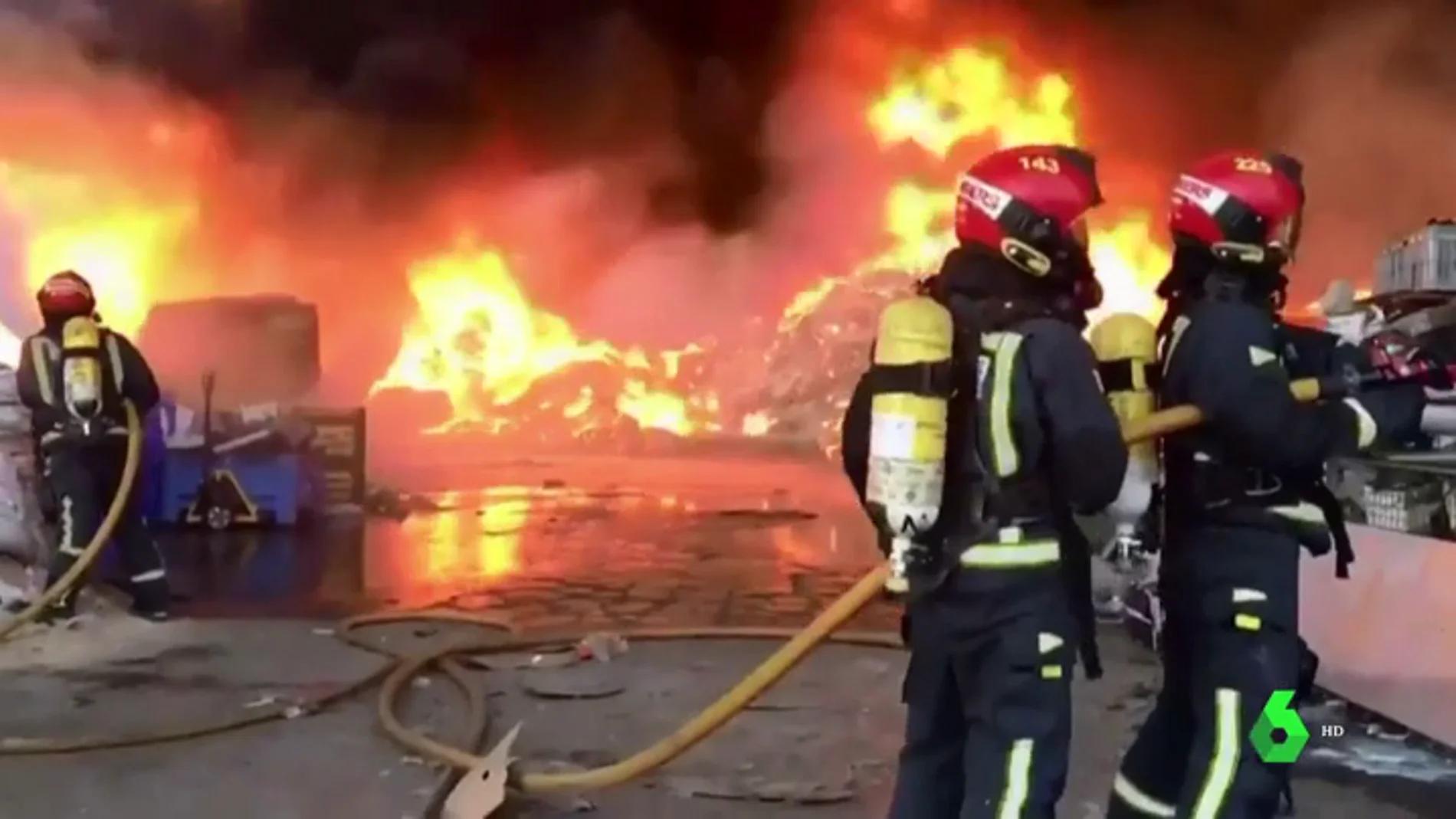 Arde sin control una planta de reciclaje en Betxí, Castellón
