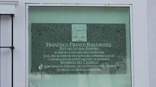 Guadiana del Caudillo (Badajoz) retira la placa a Francisco Franco y acaba con los símbolos franquistas Guadiana del Caudillo (Badajoz) retira la placa a Francisco Franco y acaba con los símbolos franquistas
