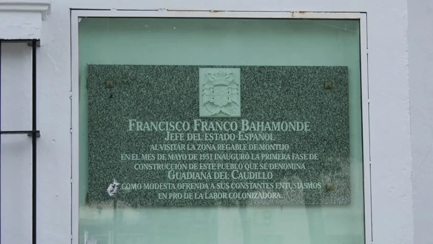 Guadiana del Caudillo (Badajoz) retira la placa a Francisco Franco y acaba con los símbolos franquistas Guadiana del Caudillo (Badajoz) retira la placa a Francisco Franco y acaba con los símbolos franquistas