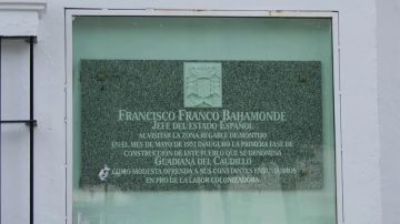  Guadiana del Caudillo (Badajoz) retira la placa a Francisco Franco y acaba con los símbolos franquistas