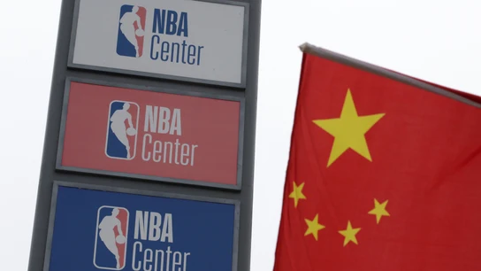 El logo de la NBA y la bandera de China, juntos El logo de la NBA y la bandera de China, juntos