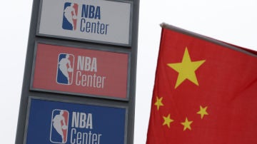 El logo de la NBA y la bandera de China, juntos