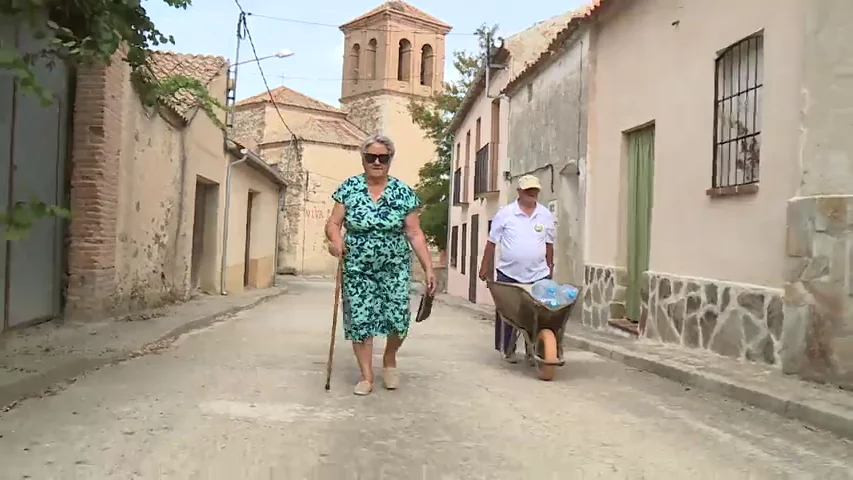 Ochando, el pueblo que lucha contra la España vaciada... y la falta de agua potable: así es vivir entre garrafas y purines